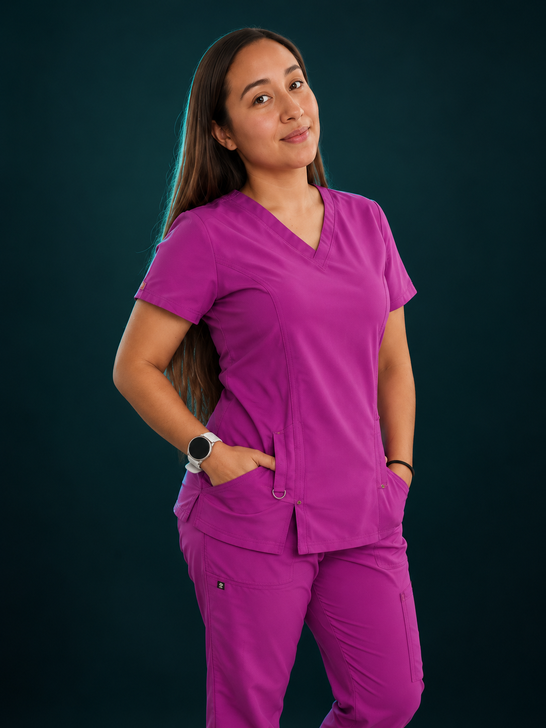 Profesional de Fisioterapia JFP con uniforme morado